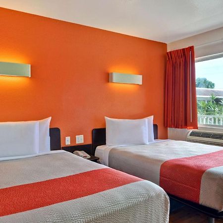 Motel 6 Данія-Біч Екстер'єр фото